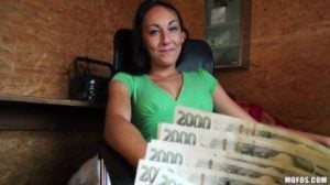 Las cerdas maduras hacen cualquier cosa para ganar dinero extra