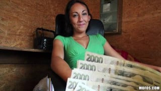 Las cerdas maduras hacen cualquier cosa para ganar dinero extra